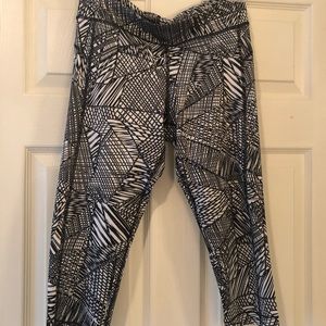 Patterned Under Armor Cropped Capri Pants